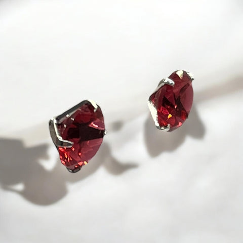 Brinco Ponto de Luz Vermelho com Quatro Garras Brinco Ponto de Luz Vermelho com Quatro Garras