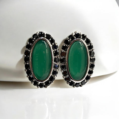 Brinco Oval Pedra Verde com Zircônias Negras ao Redor Brinco Oval Pedra Verde com Zircônias Negras ao Redor
