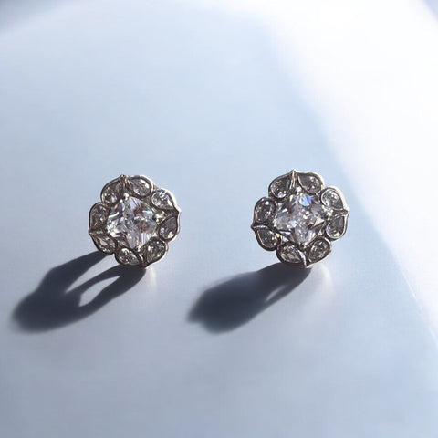 Brinco Flor com Zircônia Brinco Flor com Zircônia