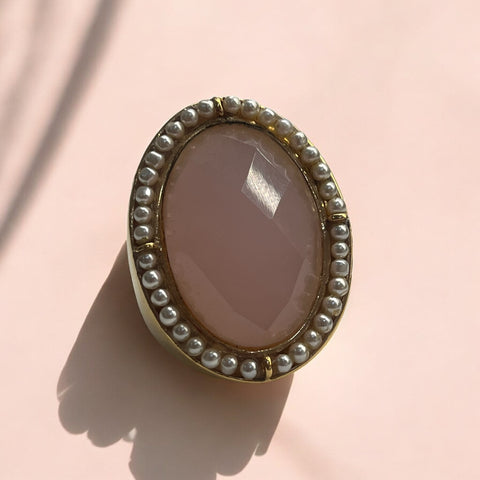 ANEL FOLHEADO A OURO COM PEDRA QUARTZO ROSA E PÉROLAS CULTIVADAS AO REDOR ANEL FOLHEADO A OURO COM PEDRA QUARTZO ROSA E PÉROLAS CULTIVADAS AO REDOR