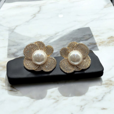 Brinco Flor  Cravejado de Zircônia e Pérola Shell Brinco Flor  Cravejado de Zircônia e Pérola Shell