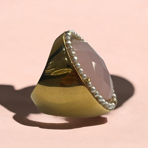ANEL FOLHEADO A OURO COM PEDRA QUARTZO ROSA E PÉROLAS CULTIVADAS AO REDOR ANEL FOLHEADO A OURO COM PEDRA QUARTZO ROSA E PÉROLAS CULTIVADAS AO REDOR