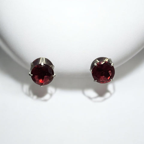 Brinco Ponto de Luz Vermelho com Quatro Garras Brinco Ponto de Luz Vermelho com Quatro Garras