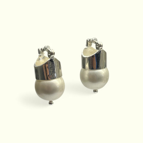 Brinco Prata com Pérola Shell Lady Di Brinco Prata com Pérola Shell Lady Di