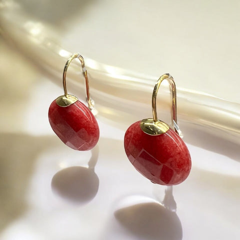 Brinco Anzol com Pedra Facetada Pastilha vermelho Brinco Anzol com Pedra Facetada Pastilha vermelho