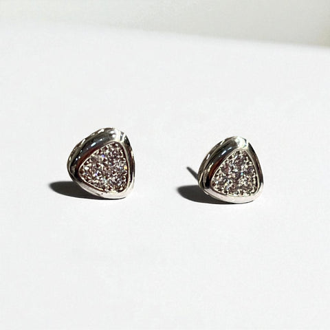 Brinco Triangular Cravejado de Zirconias Brinco Triangular Cravejado de Zirconias