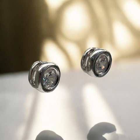 Brinco Ponto de Luz Cravação Inglesa Brinco Ponto de Luz Cravação Inglesa