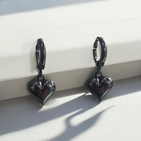 Brinco Argola com Pingente Coração em Ródio Negro Brinco Argola com Pingente Coração em Ródio Negro