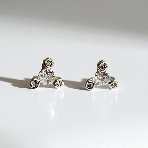Brinco Ponto de Luz 3 Garras Ródio Brinco Ponto de Luz 3 Garras Ródio