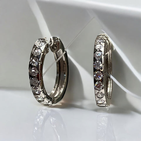 Brinco Argola de Aço com 1 Fileira de Zirconia Brinco Argola de Aço com 1 Fileira de Zirconia